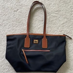 Tote bag with leather straps and attached key lanyard